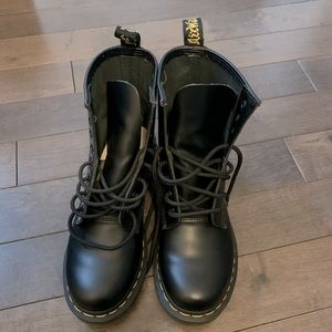 NWOT - with box dr. Martens 1460 . Women’s 6